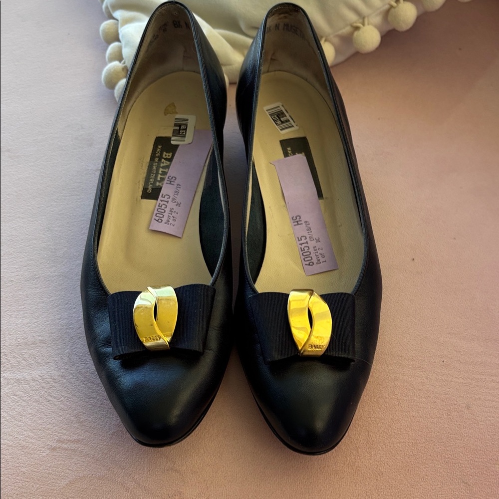 Bally of Switzerland navy blue Leather pumps with Gold Accents
